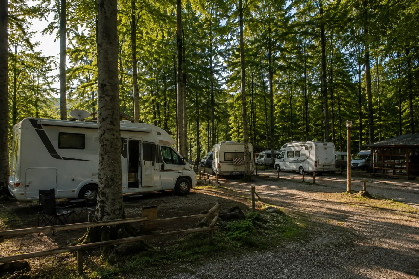 Delmece karavan konaklama alanı: orman içindeki ayrılmış parsellerde park etmiş karavanlar